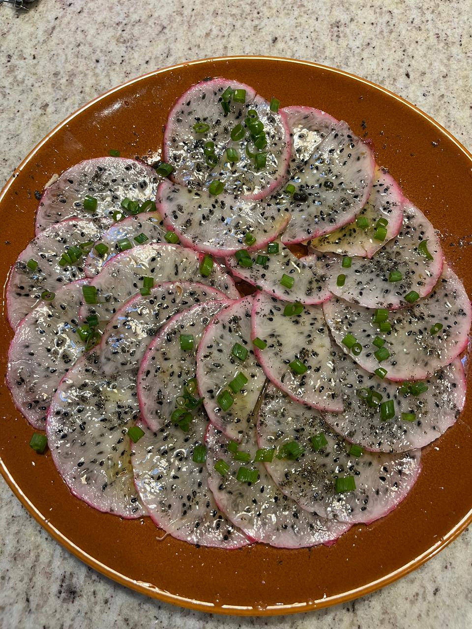 Carpaccio de rabanete-melancia — Antes da beterraba, foi o rabanete. Aperitivo de mesa-posta italiana.