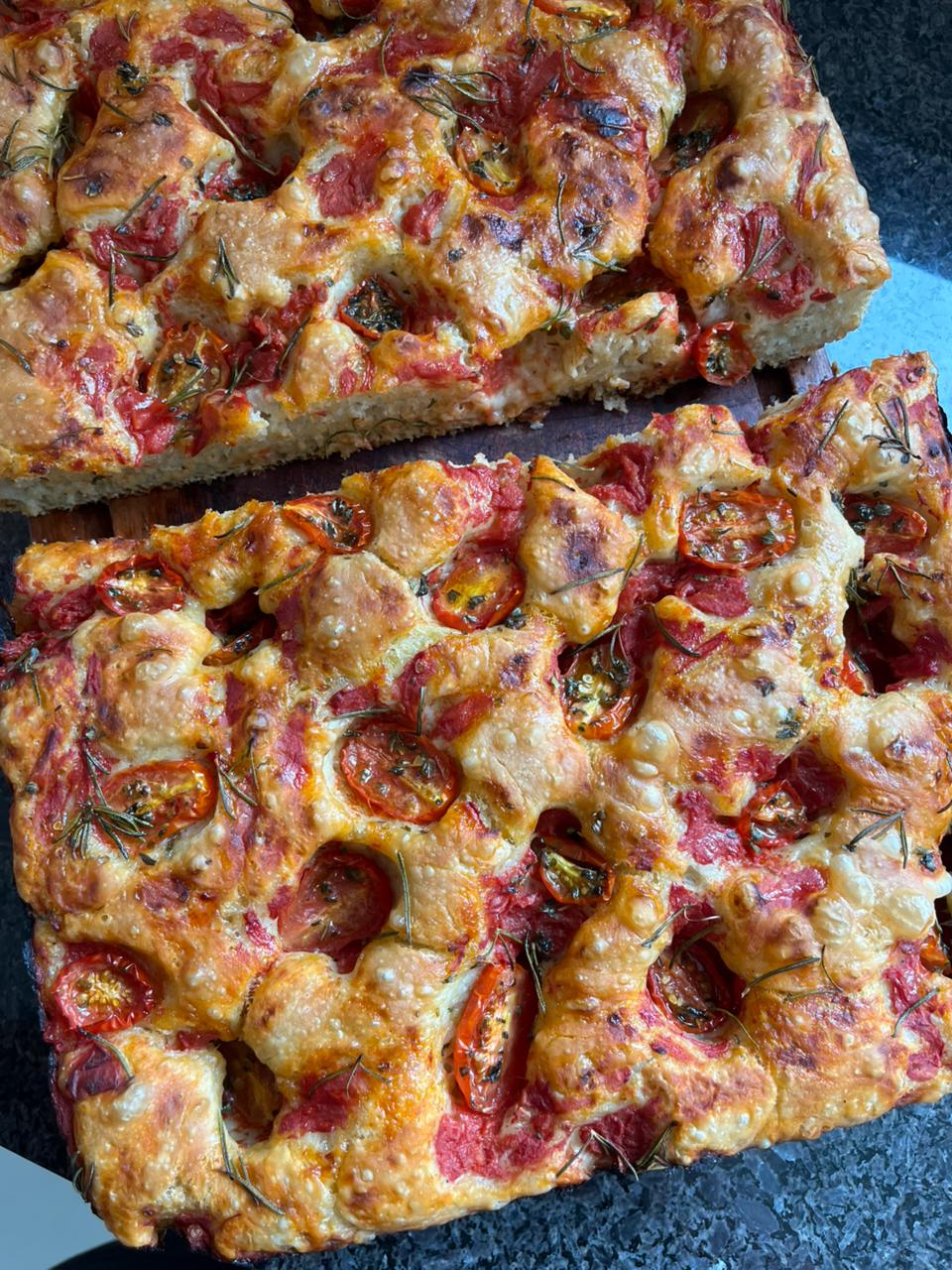 Focaccia de tomate e alecrim — O pão que me adotou nas temporadas em Nola e Paglieta.