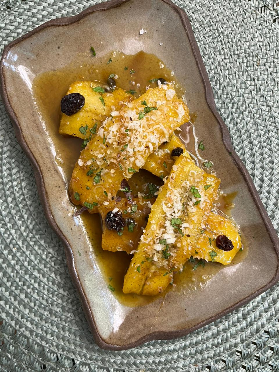 Gnocchi de abóbora com passas — representa o ato de cozinhar a receita