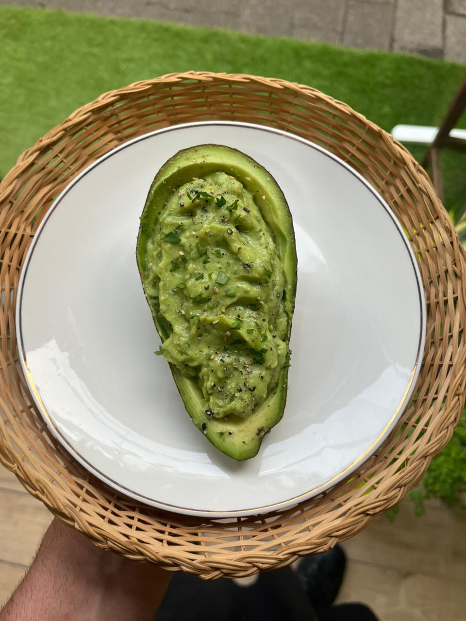Guacamole servido na casca — Porque por quê não? Coentro, pimenta e azeite de finalização.