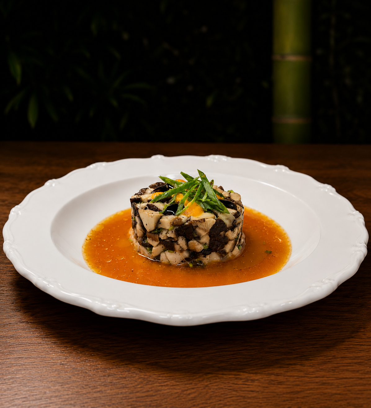 Tartar de Shitake — Cogumelos shitake em corte tartar sobre molho amber. Umami profundo. Receita 2 do ebook.